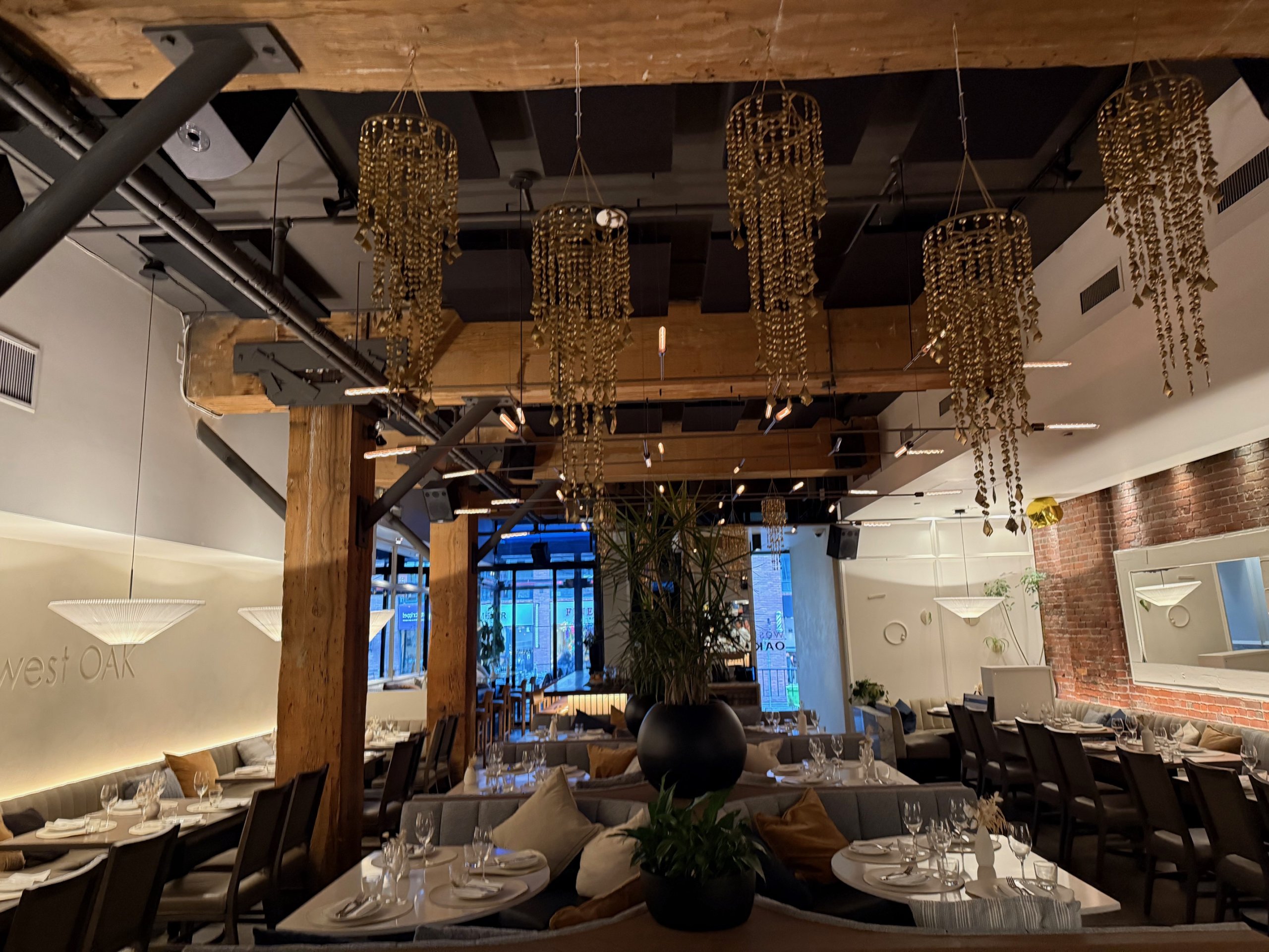 Acoustic treatment in restaurant dining room